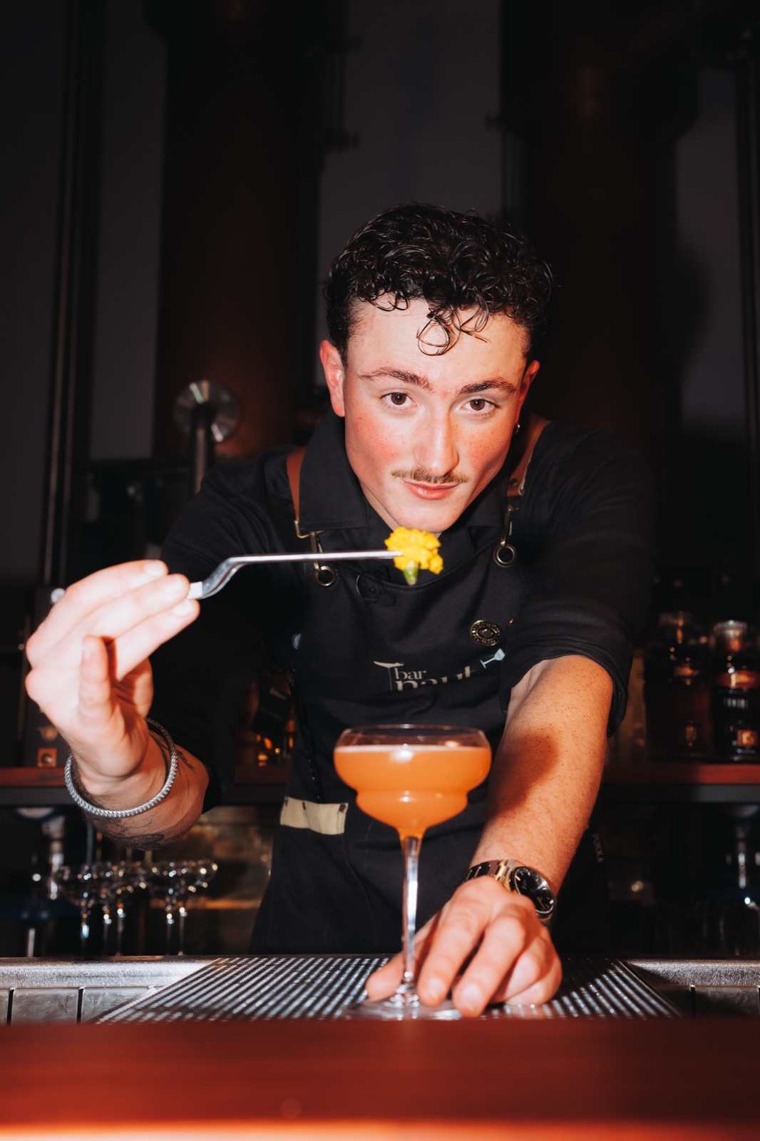 Bar Naut bartender bereidt een signature cocktail